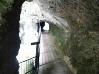 ausfluege-taubenlochschlucht-biel-durchgang-in-felsen-foto ausfluege-taubenlochschlucht-biel-durchgang-in-felsen-foto