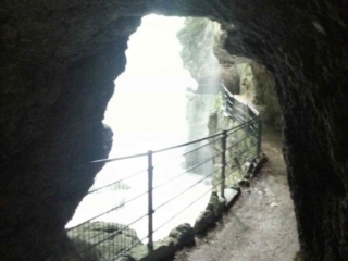 ausfluege-taubenlochschlucht-biel-felsdurchgang-foto ausfluege-taubenlochschlucht-biel-felsdurchgang-foto