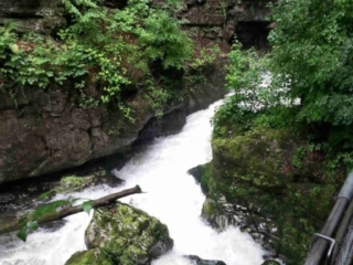 ausfluege-taubenlochschlucht-biel-felsdurchgang-foto-2 ausfluege-taubenlochschlucht-biel-felsdurchgang-foto-2